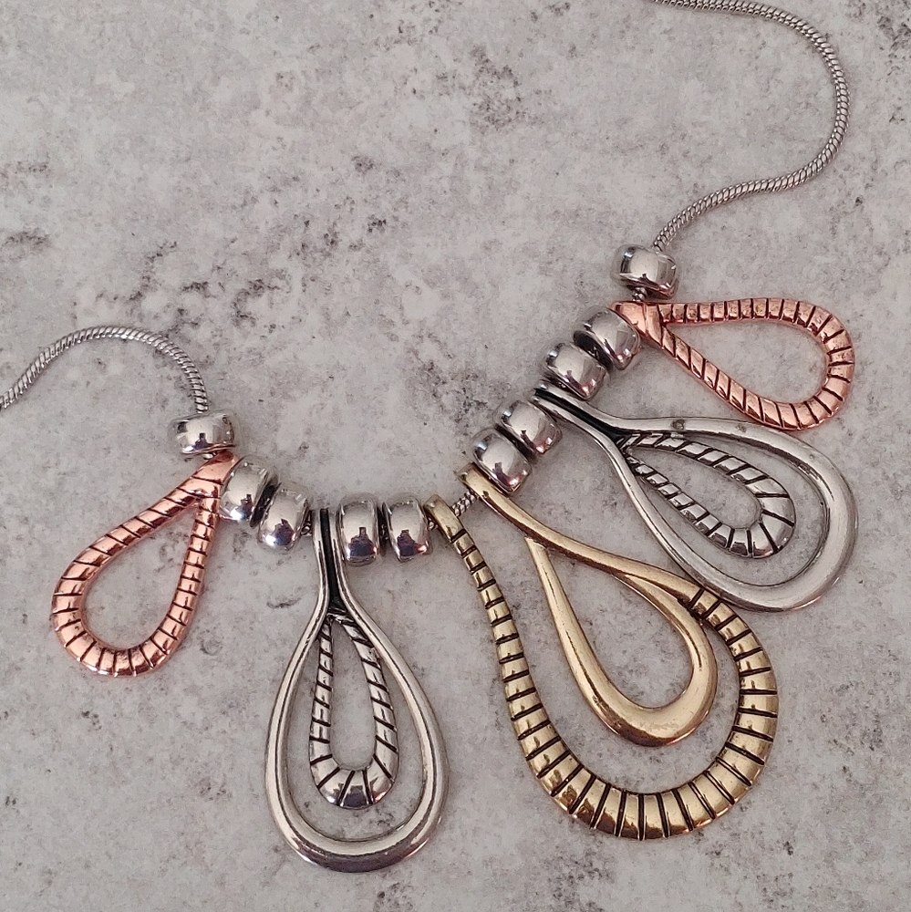 Elegant Three-Tone Teardrop Necklace - Picture 4 of 8